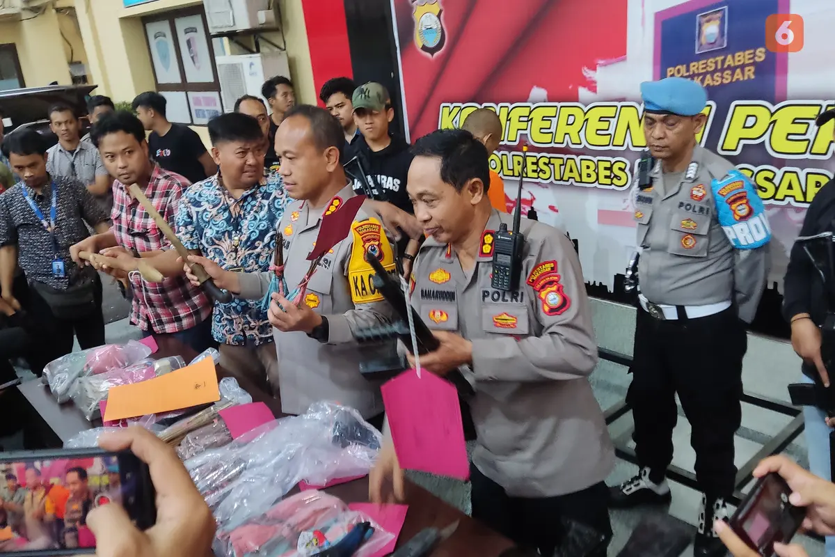 Polrestabes Makassar bongkar pabrik rumahan senjata untuk tawuran (Liputan6.com/Fauzan)