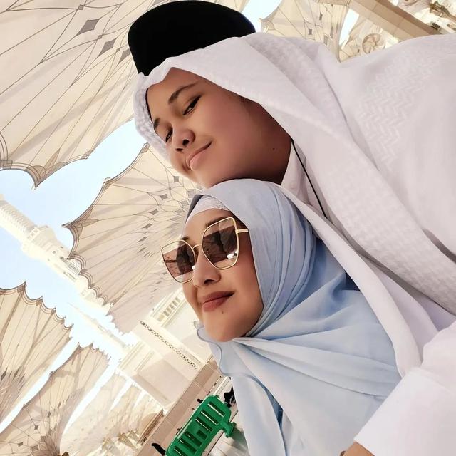 Paramitha Rusady menjalankan ibadah umrah (Foto: Instagram @paramitha118real)