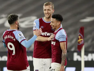 Pemain West Ham United merayakan gol yang dicetak oleh Jesse Lingard ke gawang Leeds United pada laga Liga Inggris di Stadion London, Senin (8/3/2021). West Ham menang dengan skor 2-0. (Ian Walton, Pool/AP)