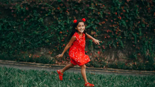 Anak perempuan dengan gaun merah