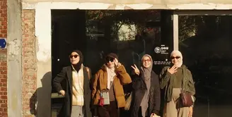 Natasha Rizky, Nina Zatulini, Dian Ayu, dan Ratna Galih geng selebritis berhijab yang kerap tampil stylish. Begitu pun dengan liburan ke Korea Selatan kali ini, mereka tampil dengan gaya layering. [@ninazatulini22]