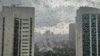 Hujan di kawasan Senayan, Jakarta Pusat. (Liputan6.com/Rochmanuddin)