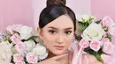 Masih dengan tema serba merah muda dan bunga, gaya Jihan Audy banjir pujian. Makeupnya yang terkesan natural serta rambut disanggul rapi, membuatnya memesona. (Liputan6.com/IG/jihanaudy123_real)