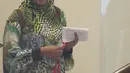 Mantan anggota DPR RI Wa Ode Nurhayati menuju ruang pemeriksaan di Gedung KPK, Jakarta, Jumat (13/7). Politikus PAN itu akan dimintai keterangan sebagai saksi untuk tersangka Markus Nari dalam kasus e-KTP. (Liputan6.com/Herman Zakharia)