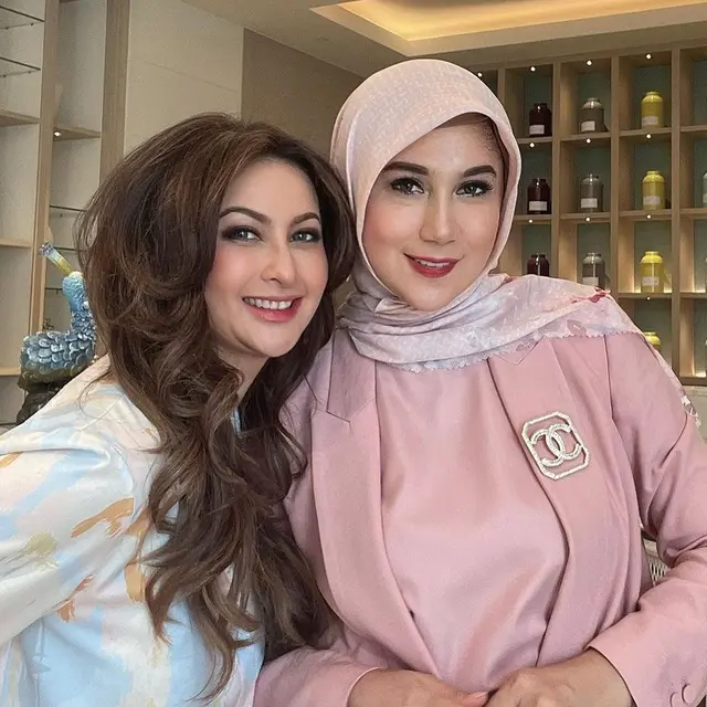 Berteman Lama, Ini 6 Potret Temu Kangen Diana Pungky dan Marini Zumarnis
