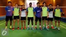 Pebulutangkis Indonesia dan Australia berfoto bersama usai laga eksebisi di Kedubes Australia, Jakarta, Kamis (26/5/2016). Laga ini menjadi pemanasan jelang Indonesia Open 2016. (Liputan6.com/Helmi Fithriansyah)