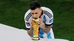 Leandro Paredes mendapat kesempatan bermain yang cukup banyak dari pelatih Lionel Scaloni untuk Timnas Argentina. Gelandang Juventus itu tercatat memainkan lima pertandingan termasuk di laga final melawan Prancis. (AFP/Odd Andersen)