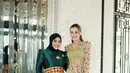 Tak kalah memesona penampilan Aurel yang mengenakan setelan kebaya janggan dan celana panjang warna hijau emerald. Aksen corset batik membuat penampilannya kian ramping.  [@aaliyah.massaid].