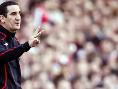 Sunderland manager Ricky Sbragia directs his players against Arsenal during their English Premier League football match at The Emirates Stadium in London on February 21, 2009. AFP PHOTO/PAUL ELLIS