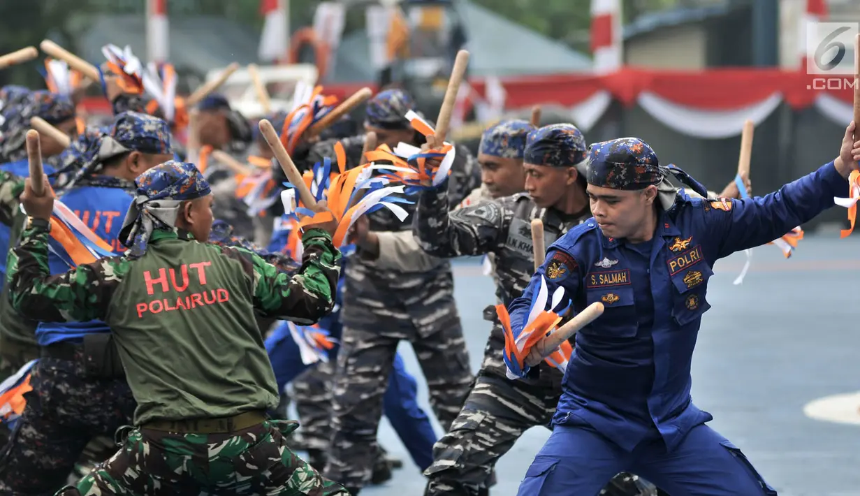 Anggota Kepolisian Air dan Udara (Polairud) melakukan atraksi saat perayaan HUT ke-68 Korpolairud di Mako Ditpolairud, Jakarta, Senin (3/12). Atraksi ini diisi oleh berbagai penampilan. (Merdeka.com/Iqbal Nugroho)
