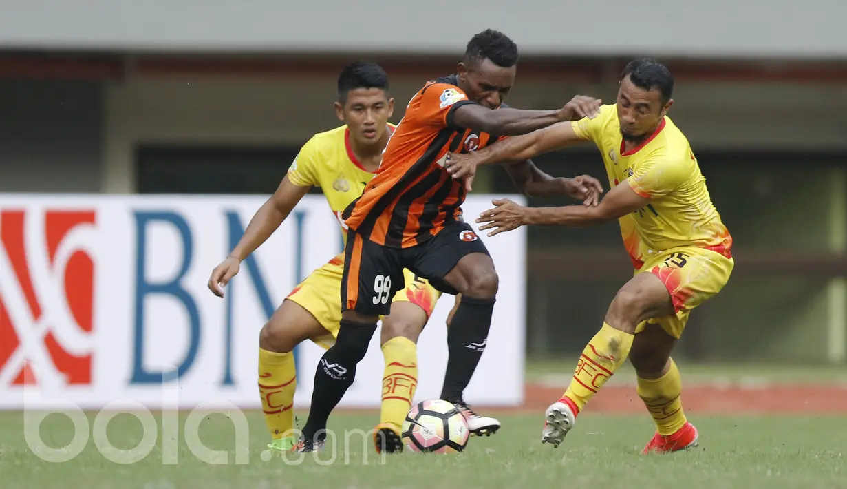 Pemain Bhayangkara FC, Firman Utina, berebut bola dengan pemain Perseru Serui, Mariando Dio Unok Uropmabin. Gol Bhayangkara FC dicetak oleh Putu Gede dan Wahyu Subo Seto sementara Perseru oleh Ronaldo Mesido. (Bola.com/M Iqbal Ichsan).