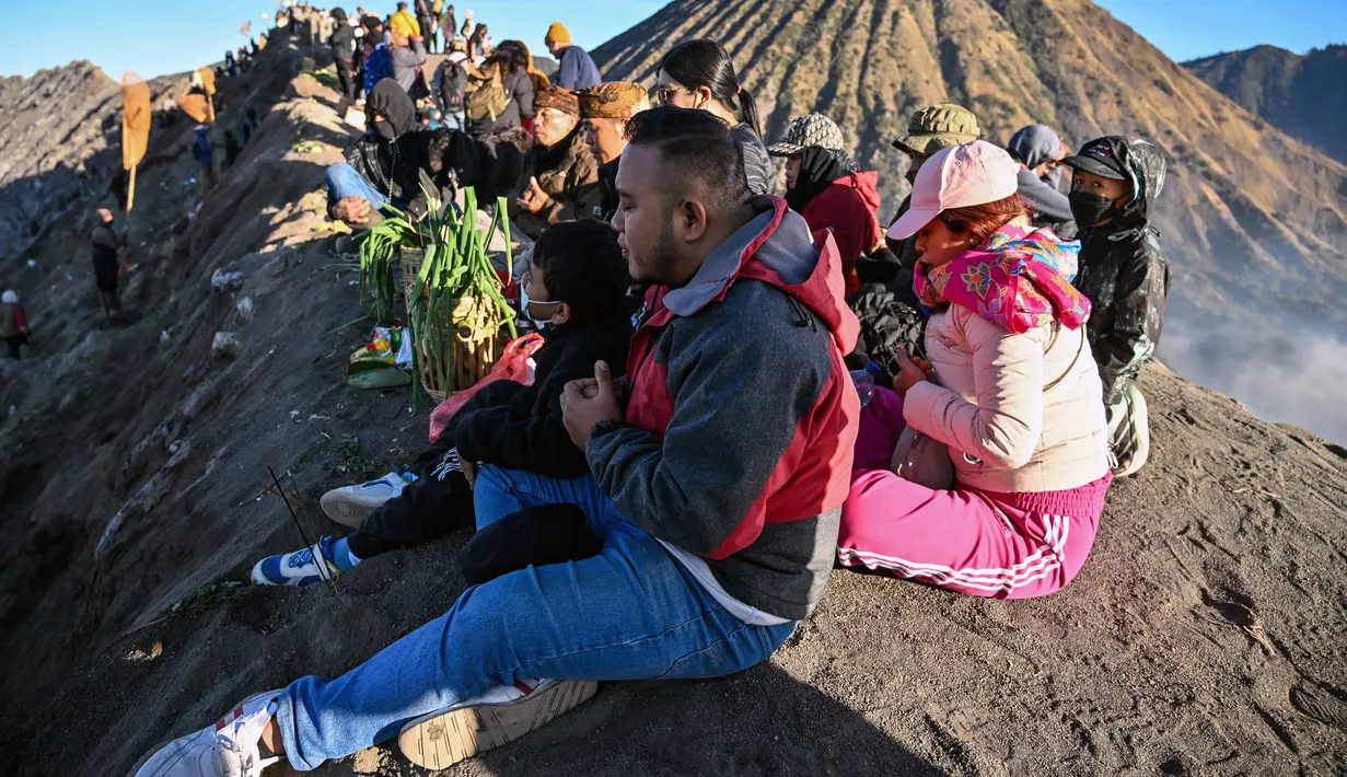 Umat Hindu dari komunitas Tengger mempersembahkan doa di kawah Gunung Bromo selama festival Yadnya Kasada di gunung dekat Probolinggo, Jawa Timur, Senin 1 Juni 2026. (JUNI KRISWANTO/AFP)