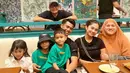 Pasangan yang menikah 20 Agustus 2023 ini terlihat sangat senang berkumpul dengan sanak saudara. Senyum merekah terlihat di wajah keduanya. Netizen pun terkesima melihat Arhan dan Azizah yang kian mesra. (Liputan6.com/TikTok/abcdine)