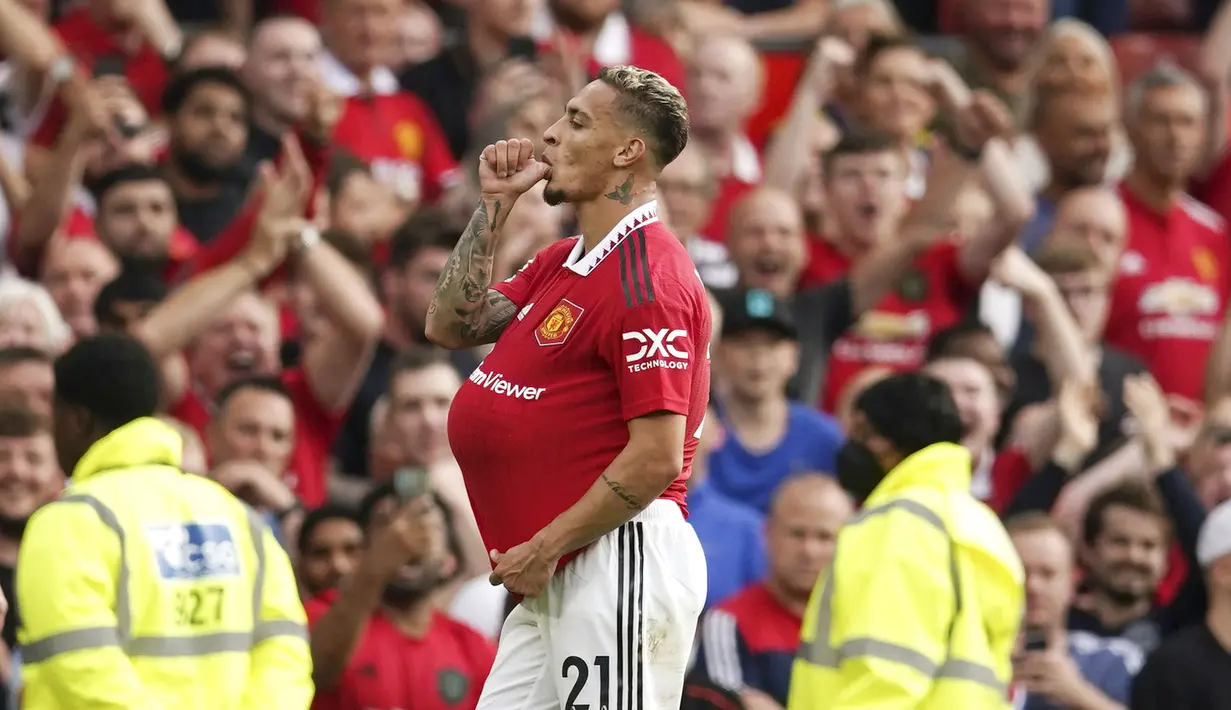 Pada laga tersebut, Manchester United tampil dengan skuad terbaik. Termasuk pemain menurunkan anyar, Antony yang diberikan kesempatan debut sebagai starter oleh manajer Erik ten Hag. (AP/Dave Thompson)