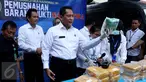  Kepala BNN Budi Waseso menunjukan barang bukti narkotika jenis sabu saat rilis di lapangan parkir BNN, Jakarta, Senin (24/10). Sebanyak 32.710,50 gram atau 32 kg sabu yang berasal dari jaringan Medan berhasil dimusnahkan. (Liputan6.com/Gempur M Surya)