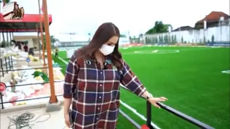 Momo Geisha meninjau pembangunan stadion sepakbola yang dibuat sang suami (YouTube/ Momo Youtube Channel)