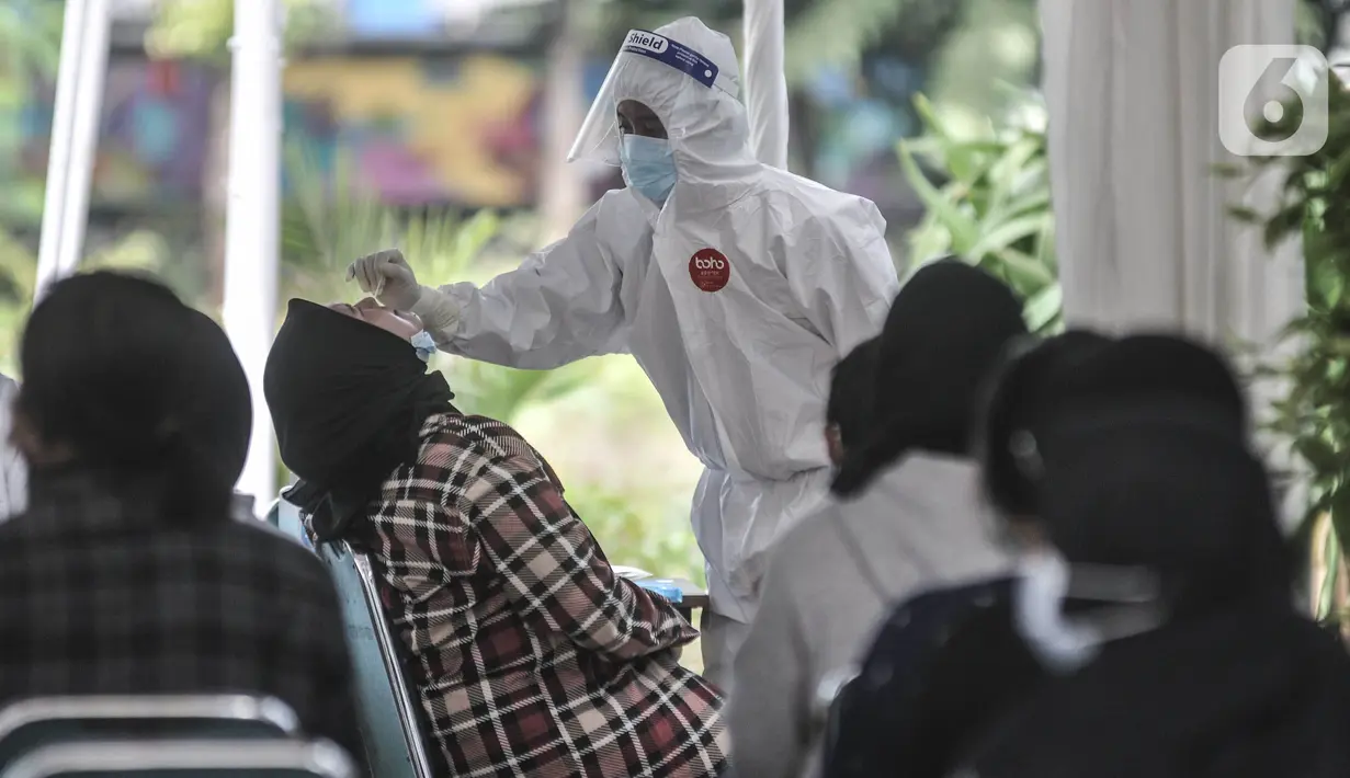 Peserta Ujian Tulis Berbasis Komputer (UTBK) Seleksi Bersama Masuk Perguruan Tinggi Negeri (SBMPTN) 2021 saat menjalani tes swab antigen di Kompleks Universitas Negeri Jakarta, Senin (12/4/2021). (merdeka.com/Iqbal S. Nugroho)