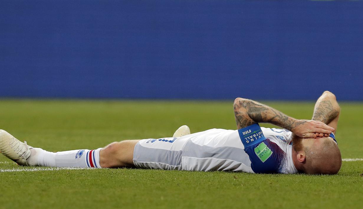 Gelandang Islandia, Aron Gunnarsson, tampak kecewa usai disingkirkan Kroasia pada laga grup D Piala Dunia di Rostov Arena, Rostov-on-Don, Selasa (26/6/2018). Kroasia menang 2-1 atas Islandia. (AP/Vadim Ghirda)