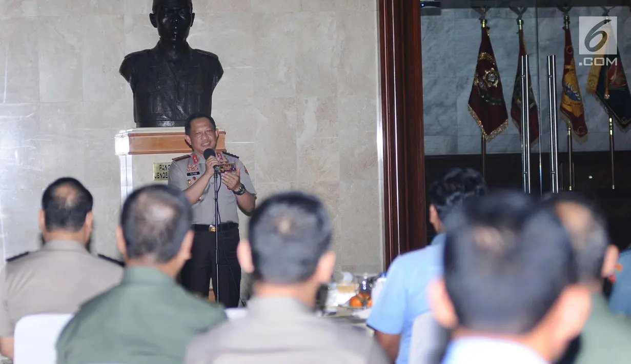 Kapolri, Tito Karnavian memberi sambutan saat pertemuan dengan Panglima TNI, Hadi Tjahjanto di Mabes TNI, Jakarta, Senin (11/12). Pertemuan bertujuan meningkatkan soliditas jajaran TNI-Polri dalam menjaga keamanan. (Liputan6.com/Helmi Fithriansyah)
