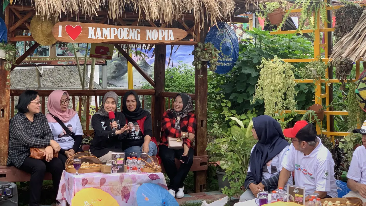 Istri calon presiden (Capres) nomor urut tiga Ganjar Pranowo, Siti Atikoh Supriyanti berdialog dengan para pelaku usaha mikro, kecil, dan menengah (UMKM), di Desa Wisata Pekunden, Banyumas, Jawa Tengah, Jumat (29/12/2023).