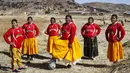 Sejumlah perempuan suku Aymara foto bersama sebelum bermain sepak bola di distrik Juli, kota Puno, Peru selatan. (AFP/Carlos Mamani)