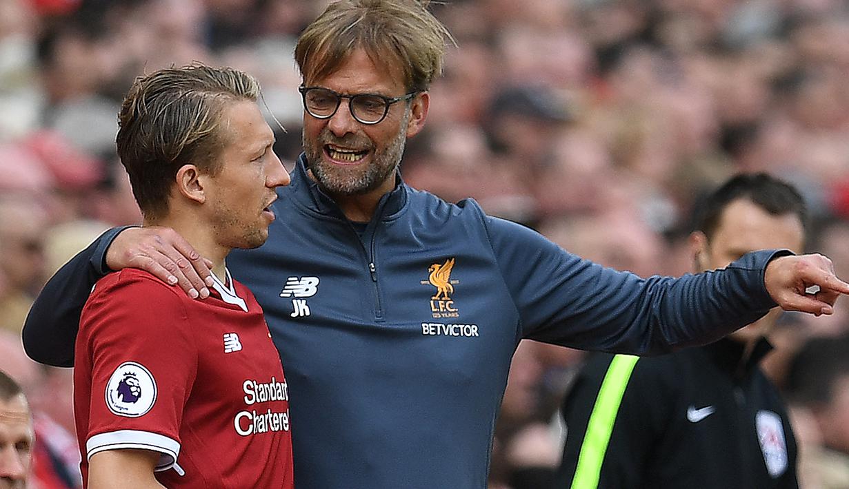 Gelandang Liverpool, Lucas Leiva diberi instruksi pelatih Jurgen Klopp sebelum memasuki lapangan saat menghadapi Middlesbrough pada laga Liga Inggris 2016/2017 di Anfield Stadium, Liverpool(22/8/2009). Lucas Leiva yang kini berusia 36 tahun memutuskan pensiun pada 17 Maret 2023 bersama Gremio sebagai klub terakhirnya setelah didiagnosis mengalami masalah dengan jantungnya. Dua klub top Eropa yang pernah dibelanya adalah Liverpool dan Lazio. (AFP/Paul Ellis)