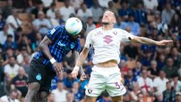 Pemain Inter Milan, Marcus Thuram, mencetak gol ke gawang Torino pada laga pekan perdana liga Italia di Stadion Giuseppe Meazza, Selasa (26/8/2025) dini hari WIB. (AP Photo/Luca Bruno)