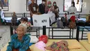 Panitia Pemungutan Suara (PPS) mendampingi lansia penghuni Panti Jompo Tresna Werdha Budi Mulia 1 yang menggunakan hak pilihnya dalam Pemilu 2019 di Cipayung, Jakarta Timur, Rabu (17/4). Pendampingan dilakukan terhadap lansia yang sedang sakit. (Liputan6.com/Immanuel Antonius)