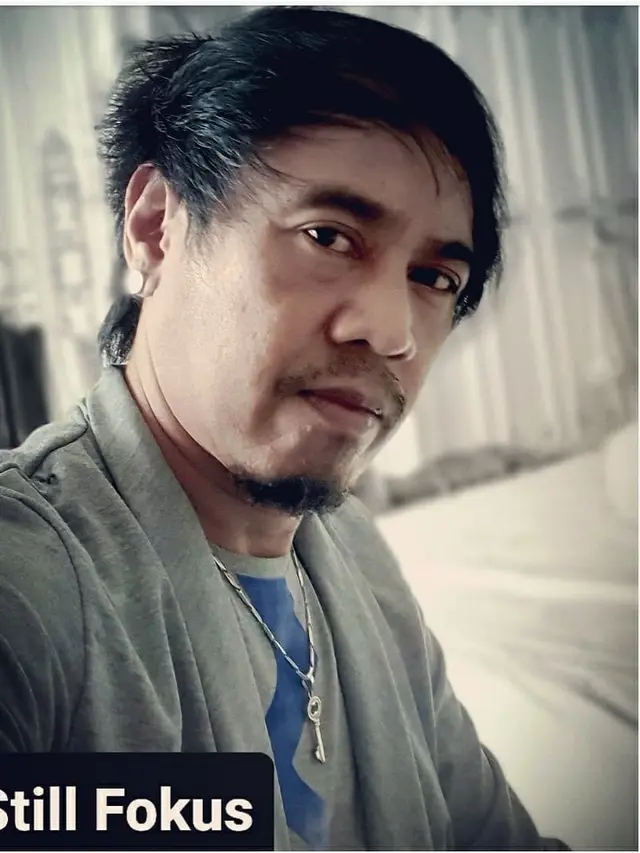 6 Potret Ian Kasela saat Tak Pakai Kacamata Hitam, Bikin Pangling