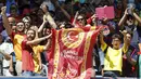 Aksi suporter saat Arda Turan diperkenalkan secara resmi kepada publik dalam suatu acara di Camp Nou, markas Barcelona. Jumat (10/7/2015). (Reuters/Gustau Nacarino)