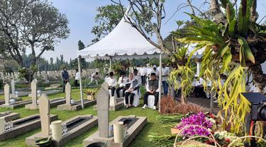 Ketua DPP PDI Perjuangan (PDIP) Puan Maharani melakukan ziarah kubur ke makam sang ayah, Taufiq Kiemas di Taman Makam Pahlawan (TMP) Kalibata Jakarta Selatan, Minggu (25/9/2022).