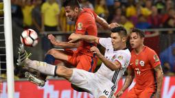 Duel antara pemain Cile dan Kolombia pada laga semifinal Copa America Centenario 2016 di Stadion Soldier Field, Chicago, AS, Kamis (23/6/2016) pagi WIB. (AFP/Nelson Almeida)