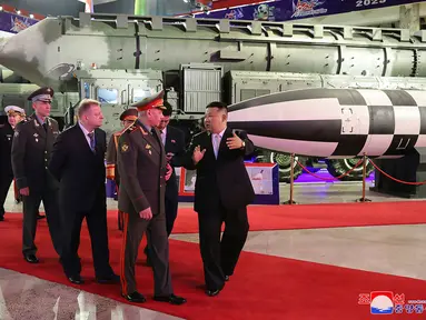 Pemimpin Korea Utara Kim Jong Un (kanan) dengan delegasi Rusia yang dipimpin oleh Menteri Pertahanan Rusia Sergei Shoigu mengunjungi pameran senjata di Pyongyang, Korea Utara, 26 Juli 2023. Kunjungan ini dalam rangka memperingati 70 tahun gencatan senjata yang menghentikan pertempuran dalam Perang Korea 1950-53. (Korean Central News Agency/Korea News Service via AP)