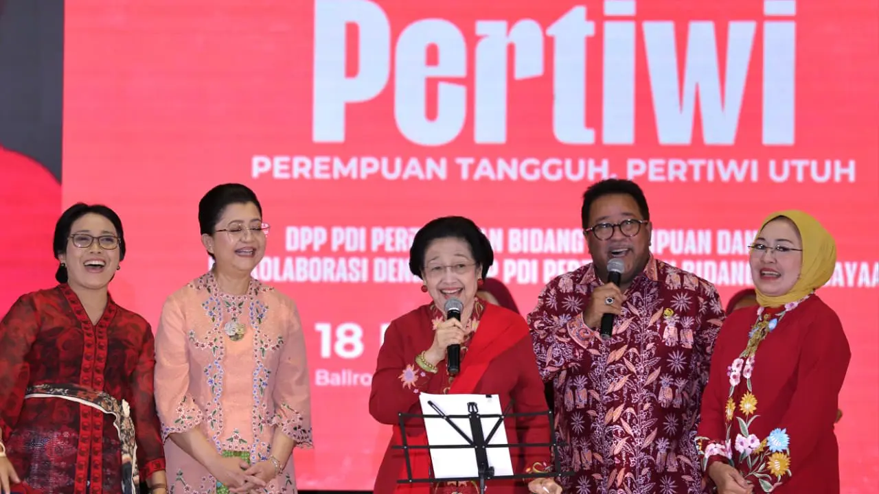 Ketua Umum PDI Perjuangan (Ketum PDIP) Megawati Soekarnoputri menyumbangkan suara emasnya di atas panggung dalam acara Peringatan Hari Ibu PDI Perjuangan.