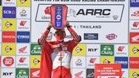 Pembalap Astra Honda Racing Team, Rheza Danica Ahrens saat naik podium ketiga ARRC Buriram 2022. (PT Astra Honda Motor)