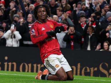 Pemain Manchester United, Patrick Dorgu melakukan selebrasi setelah mencetak gol ke gawang Newcastle dalam laga bertajuk Boxing Day Liga Inggris 2025/2026 di Old Trafford, Manchester, Inggris, Jumat (26/12/2025) waktu setempat. (AFP/Darren Staples)
