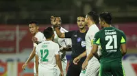 Para pemain Persebaya pada laga kontra Bali United di BRI Liga 1 2021/2022 hari Jumat (25/03/2022) malam. (Muhammad Iqbal Ichsan/Bola.com)