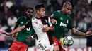 Striker Juventus, Paulo Dybala, berebut bola dengan bek Lokomotiv Moscow, Murilo Cerqueira, pada laga Liga Champions di Stadion Juventus, Turin, Selasa (22/10). Juventus menang 2-1 atas Lokomotiv. (AFP/Marco Bertorello)