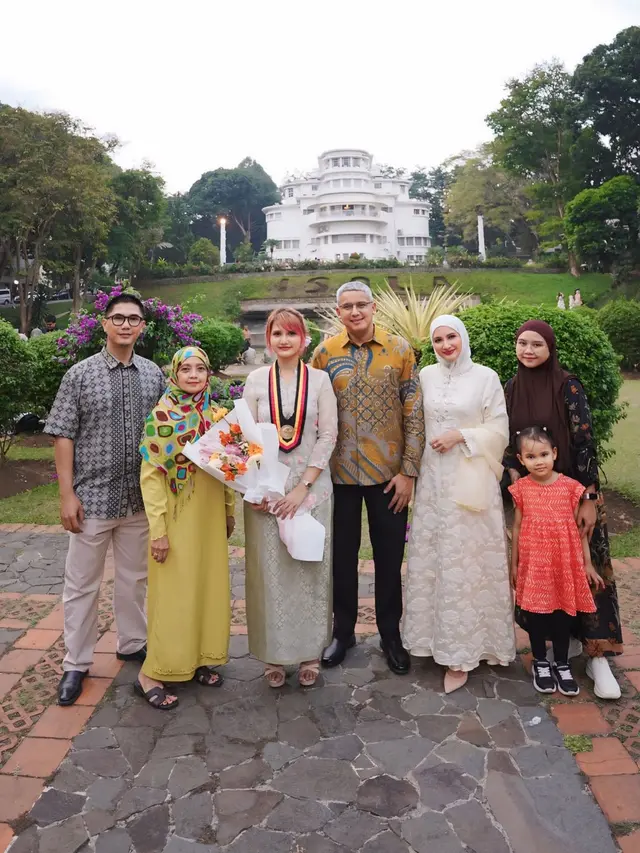 Natalie Sarah dampingi Maureen wisuda - instagram.com/natalie_sarahs