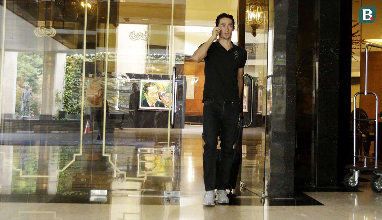 Pemain Indonesia, Gavin Kwan, meninggalkan penginapan usai pertandingan terakhir Piala AFF 2018 melawan Filipina di Hotel Sultan, Jakarta, Senin (25/11). Indonesia gagal lolos fase grup Piala AFF. (Bola.com/M Iqbal Ichsan)