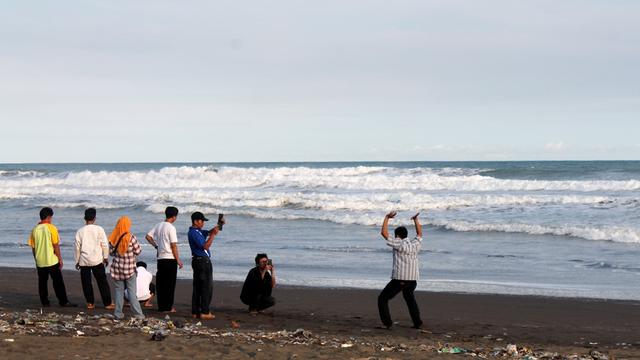 Sejumlah wisatawan berwisata di Pantai Widarapayung, Cilacap, Jawa Tengah. (Foto: Liputan6.com/Muhamad Ridlo)