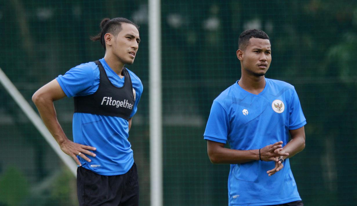 Pemain Timnas Indonesia, Hanif Sjahbandi dan Bagas Kaffa, mendengarkan arahan pelatih saat sesi latihan di Lapangan D Senayan, Jakarta, Rabu, (10/2/2021). Latihan tersebut untuk persiapan SEA Games 2021 di Vietnam. (Bola.com/M Iqbal Ichsan)
