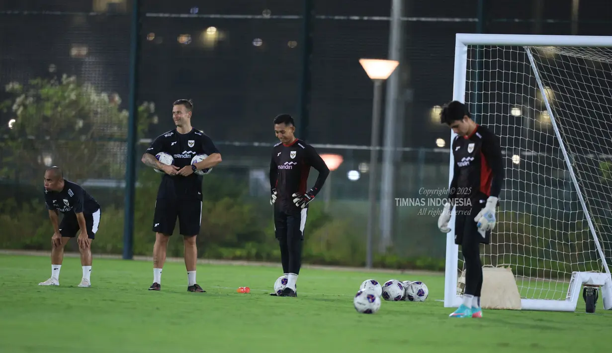 Latihan para kiper Timnas Indonesia jelang pertandingan Ronde 4 Kualifikasi Piala Dunia di Jedaah, Arab Saudi pada Sabtu (4/10/2025). (Dok. Timnas Indonesia)