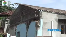 Belasan rumah yang rusak berat akibat dampak bencana tanah bergerak di Majalengka, dirobohkan. Sejumlah pemilik rumah juga memilih mengungsi ke tempat lebih aman.