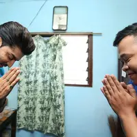 Sosok tampan Gurmeet Choudhary teryata juga memiliki rasa empati yang tinggi. Di tengah kesibukannya, Gurmeet menyempatkan waktu bertemu dengan fansya yang kini sedang mengalami sakit keras. (Bambang E.Ros/Bintang.com)