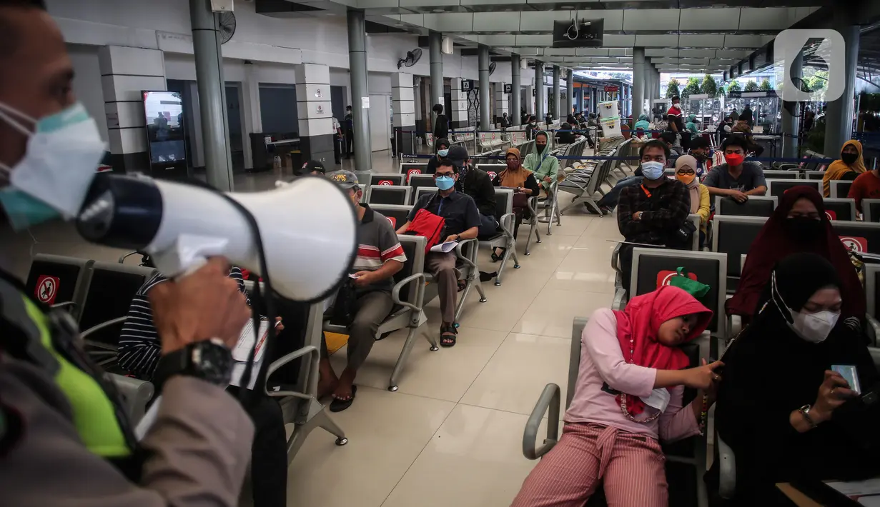 Calon penumpang kereta antre untuk menerima suntikkan vaksin COVID-19 di Stasiun Pasar Senen, Jakarta, Minggu (4/7/2021). PT Kereta Api Indonesia Daop 1 Jakarta membuka layanan vaksinasi Covid-19 bagi penumpangnya di Stasiun Gambir dan Pasar Senen mulai Sabtu, 3 Juli 2021. (Liputan6.com/Johan Tallo