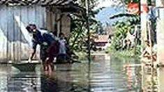 Puluhan rumah di Rowo Boni, Banyu Biru, Salatiga, Jawa Tengah, terendam banjir sejak April silam. Rumah warga terendam air setinggi 40 sampai 60 cm.