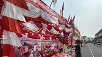 Meski Modal Naik Tipis, Pedagang Bendera di Jatinegara Pertahankan Harga Jual Jelang HUT RI