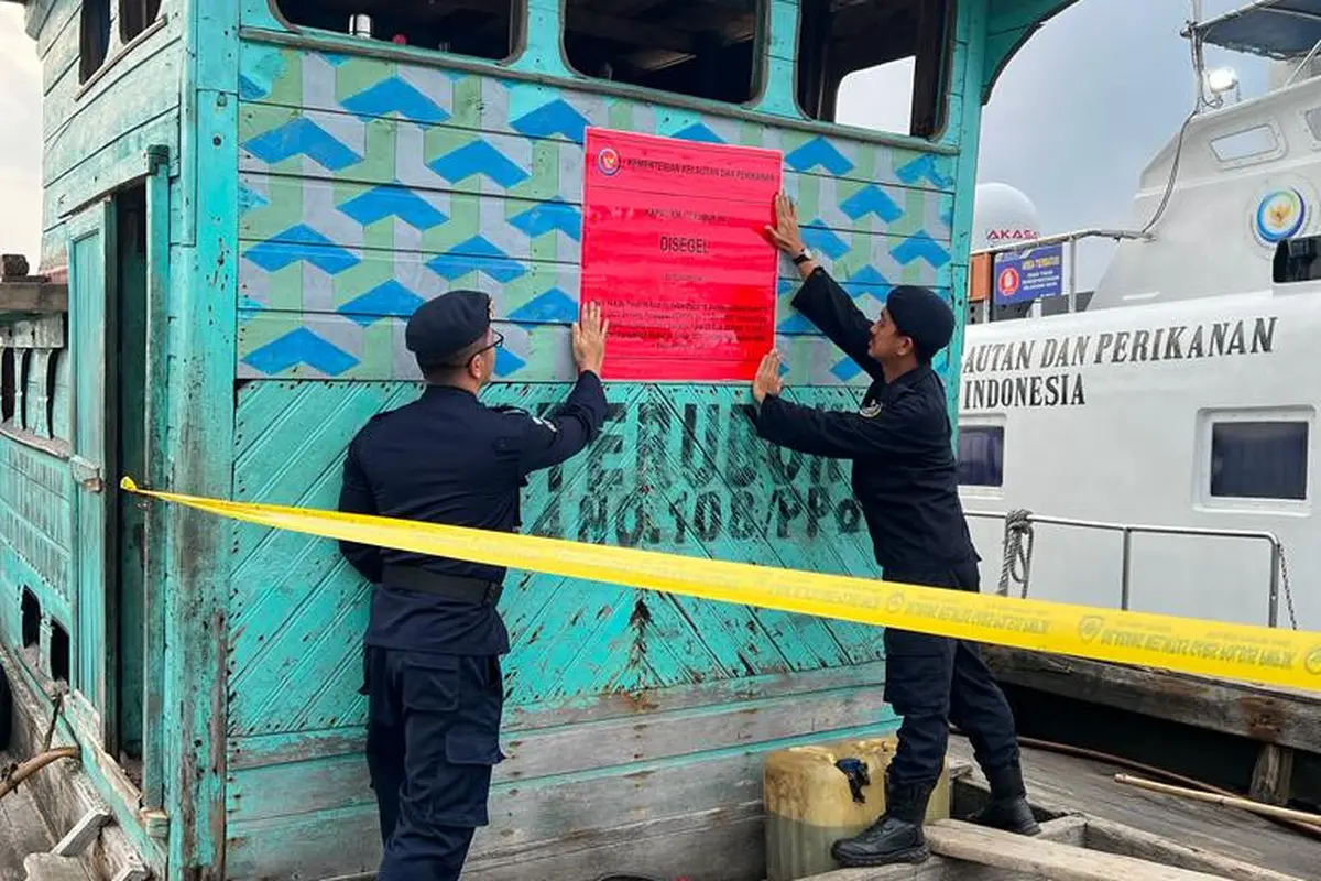 Kementerian Kelautan dan Perikanan (KKP) menyegel kegiatan penambangan pasir laut ilegal di perairan Pulau Rupat, Bengkalis, Riau.