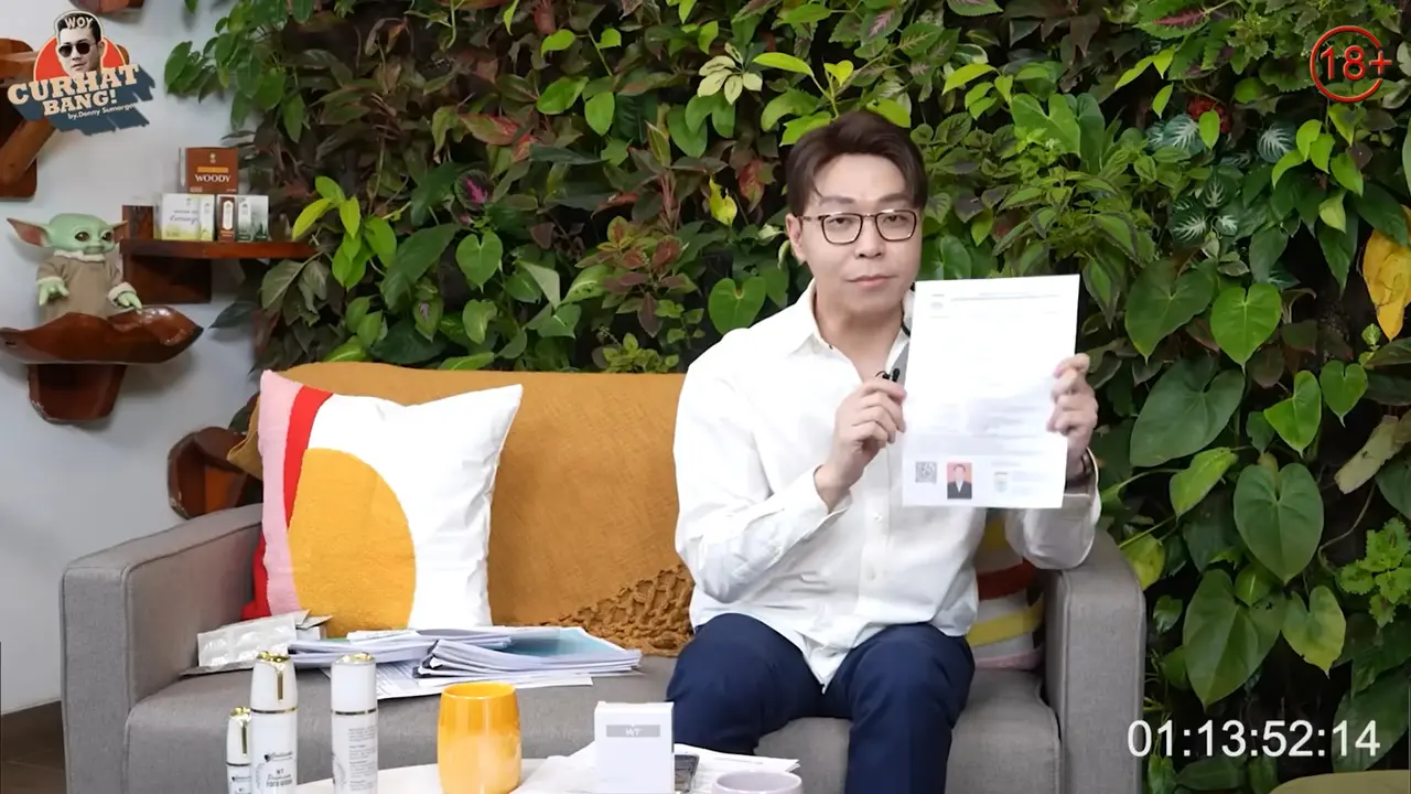 dr. Richard Lee saat menunjukkan Surat Izin Praktik/Youtube Curhat Denny Sumargo
